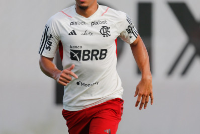 Reforço caseiro no Flamengo: Victor Hugo volta a treinar com o grupo e se aproxima de retorno