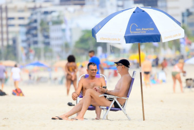 Marcos Caruso curte manhã de calor na praia com o namorado