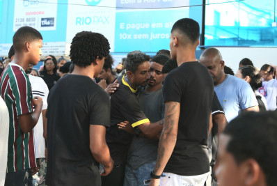 Jovem morto após ser baleado na Kelson's é enterrado: 'Não é por morar na favela que é bandido'