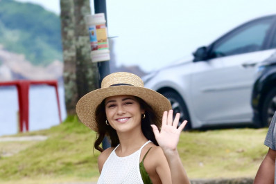 Giullia Buscacio esbanja simpatia durante gravação de novela no Rio 