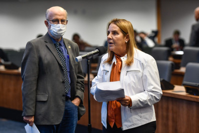 Luiz Paulo se distrai e volta a ser tucano por alguns segundos na Alerj