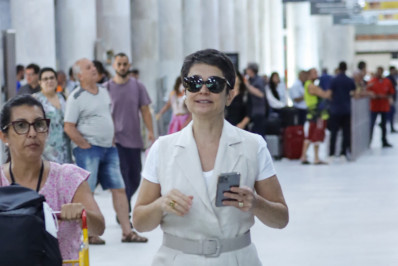 Sandra Annemberg e mais famosas desembarcam em aeroporto do Rio