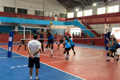 Vôlei de Quissamã estreia com duas vitórias e lidera Liga A da Liverj