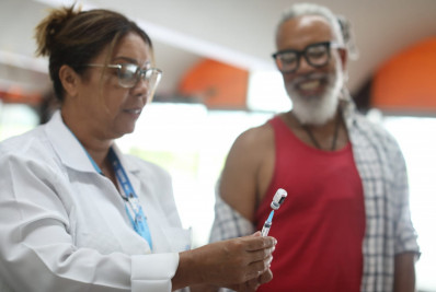 'Se vacinar é ter mais segurança', comemora idoso após receber dose da bivalente contra a covid-19