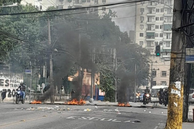 Moradores protestam em avenida na Zona Oeste após mortes