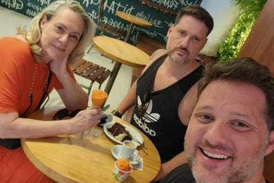 Em clique raro, Elizabeth Savala surge ao lado dos filhos gêmeos