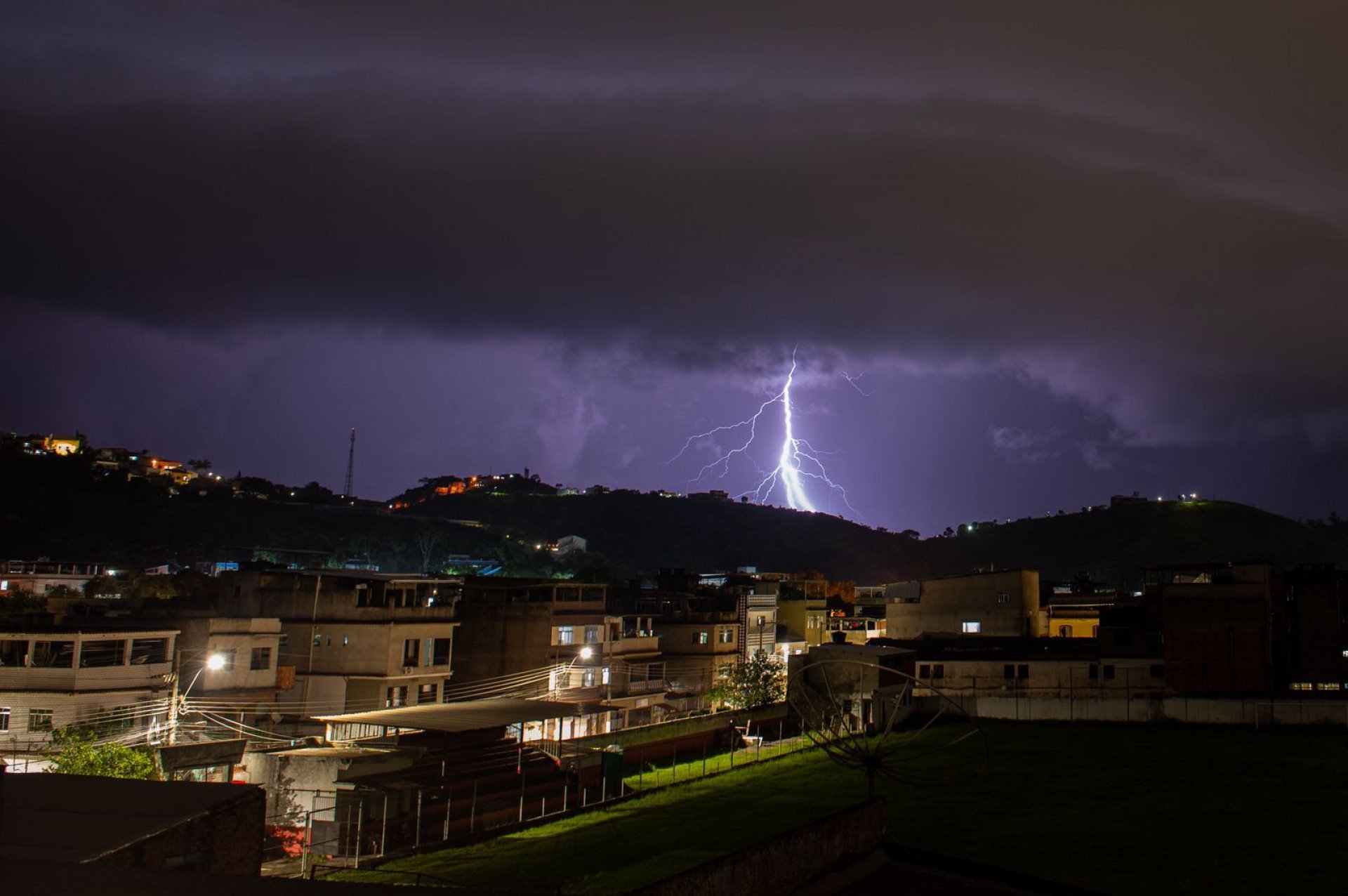 Domingo h&aacute; previs&atilde;o de chuva moderada a forte, com raios durante a madrugada e de manh&atilde;
 - Felipe Vieira/CCS PMBM