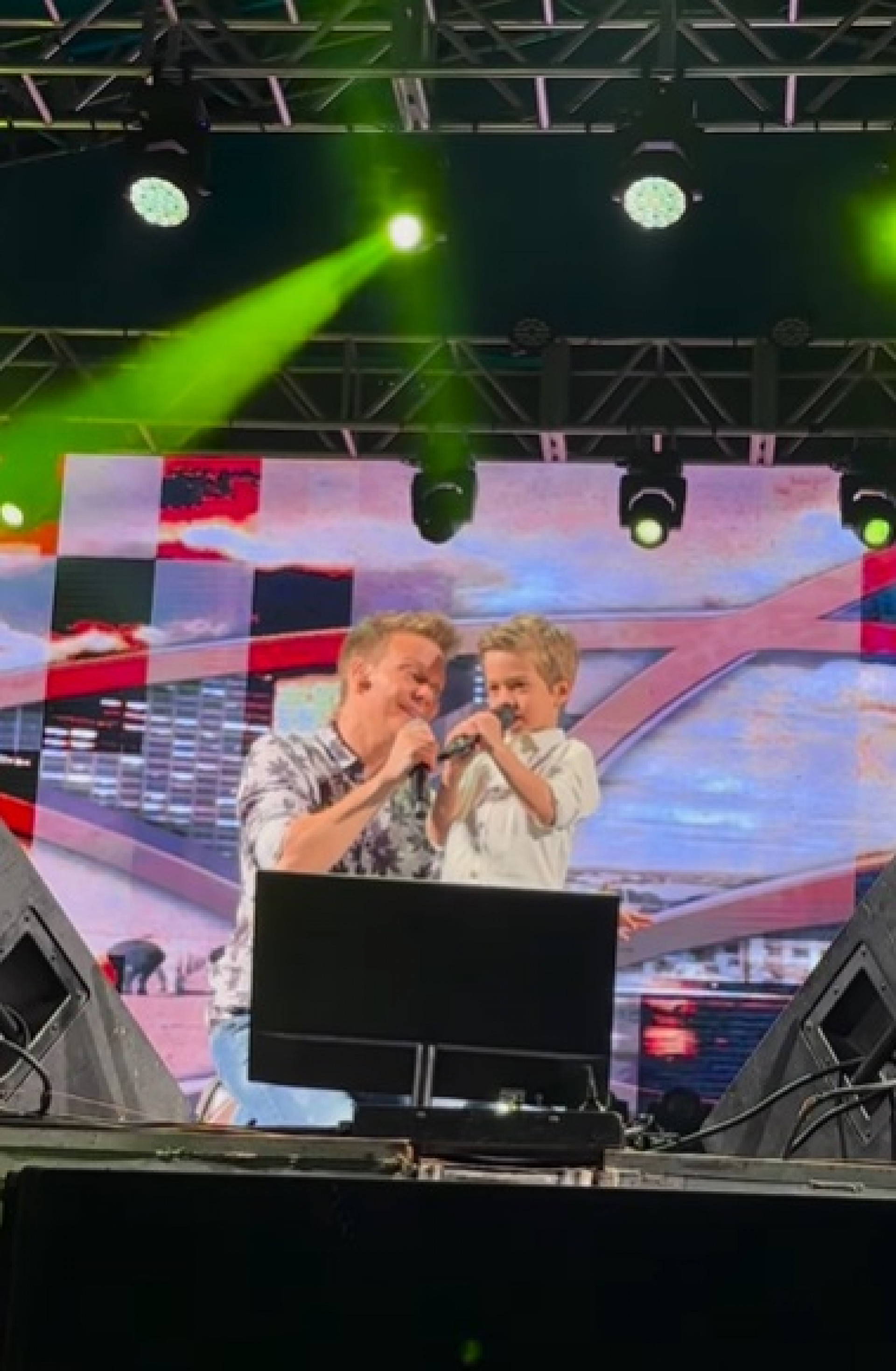 Michel Teló divide o palco com o filho, Teodoro - Reprodução do Instagram