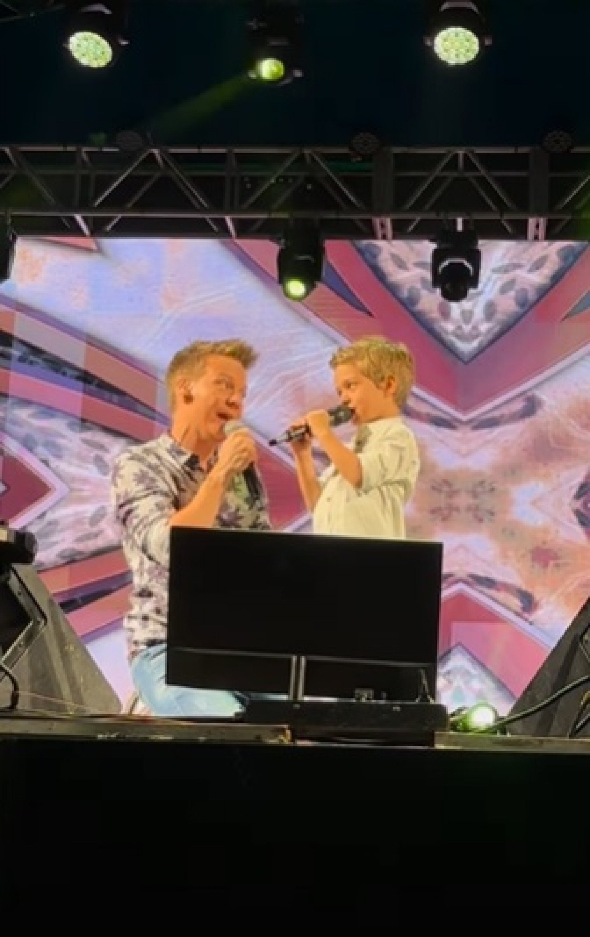 Michel Teló divide o palco com o filho, Teodoro - Reprodução do Instagram