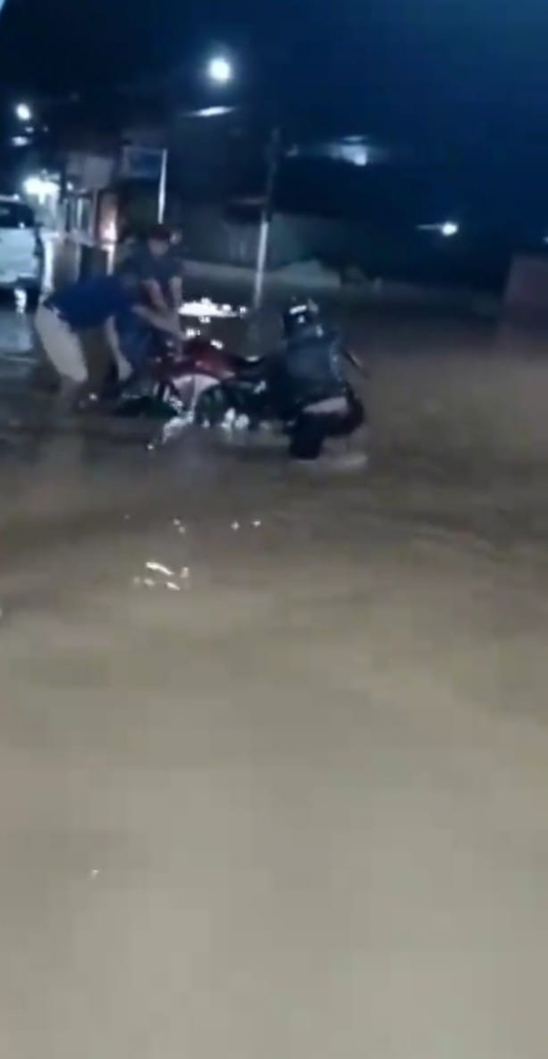 Motociclista tenta tirar a moto do buraco em plena enxurrada