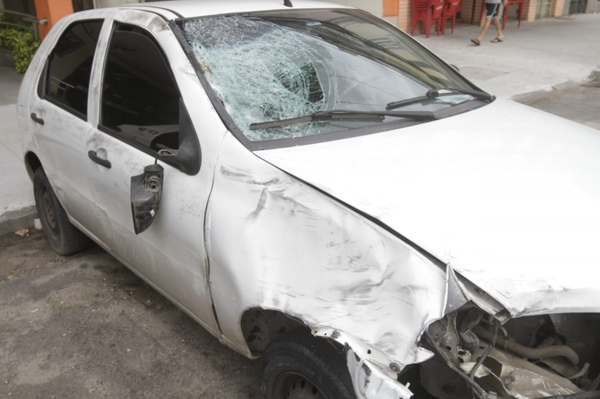 Carro de motorista que atropelou o PM Artur Virgílio Ellena Guarana Guia ficou danificado - Marcos Porto/Agência O Dia