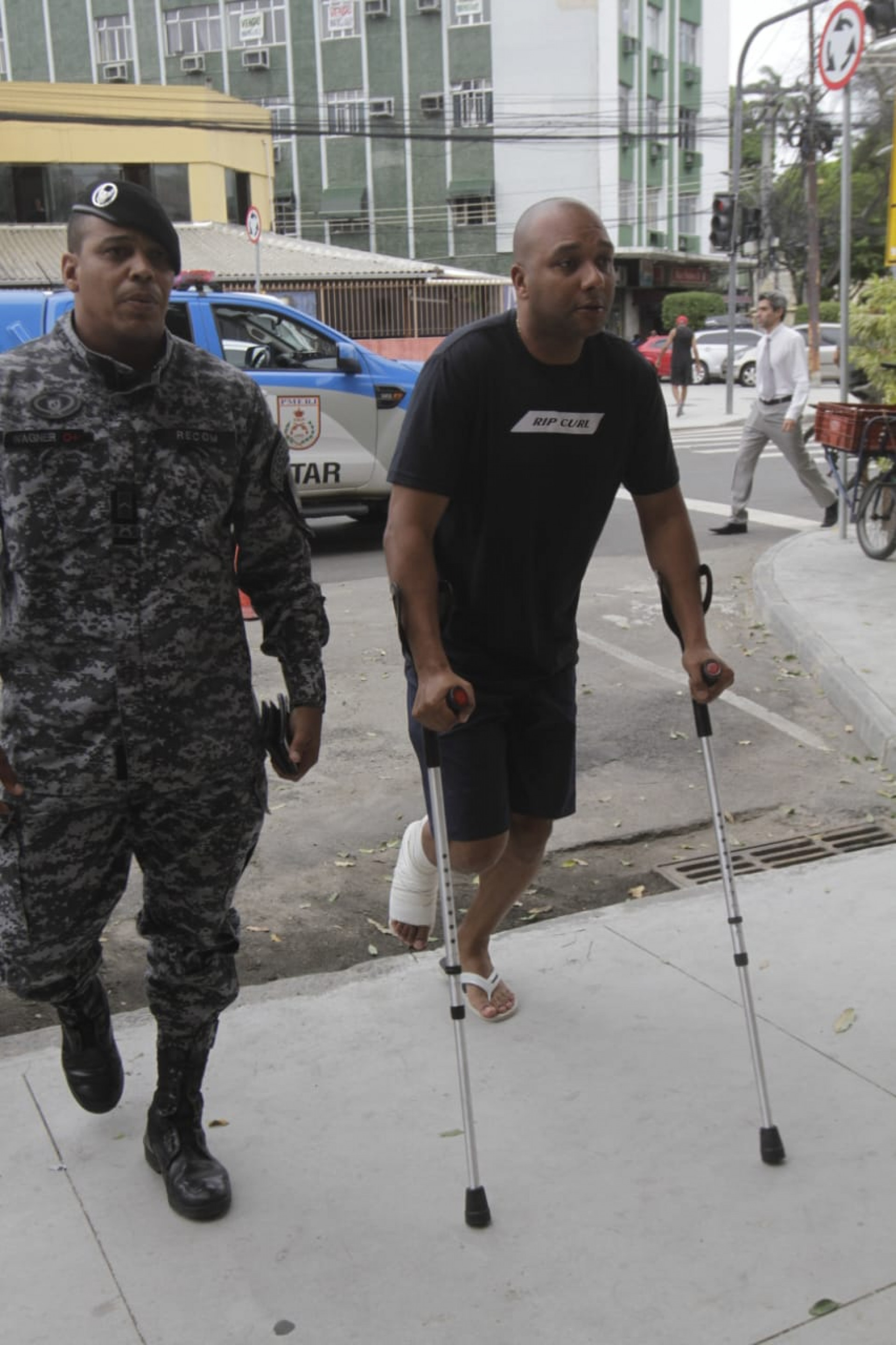 Policial do Recom chegou à 17ª DP (São Cristóvão) com perna engessada e usando muletas - Marcos Porto/Agência O Dia