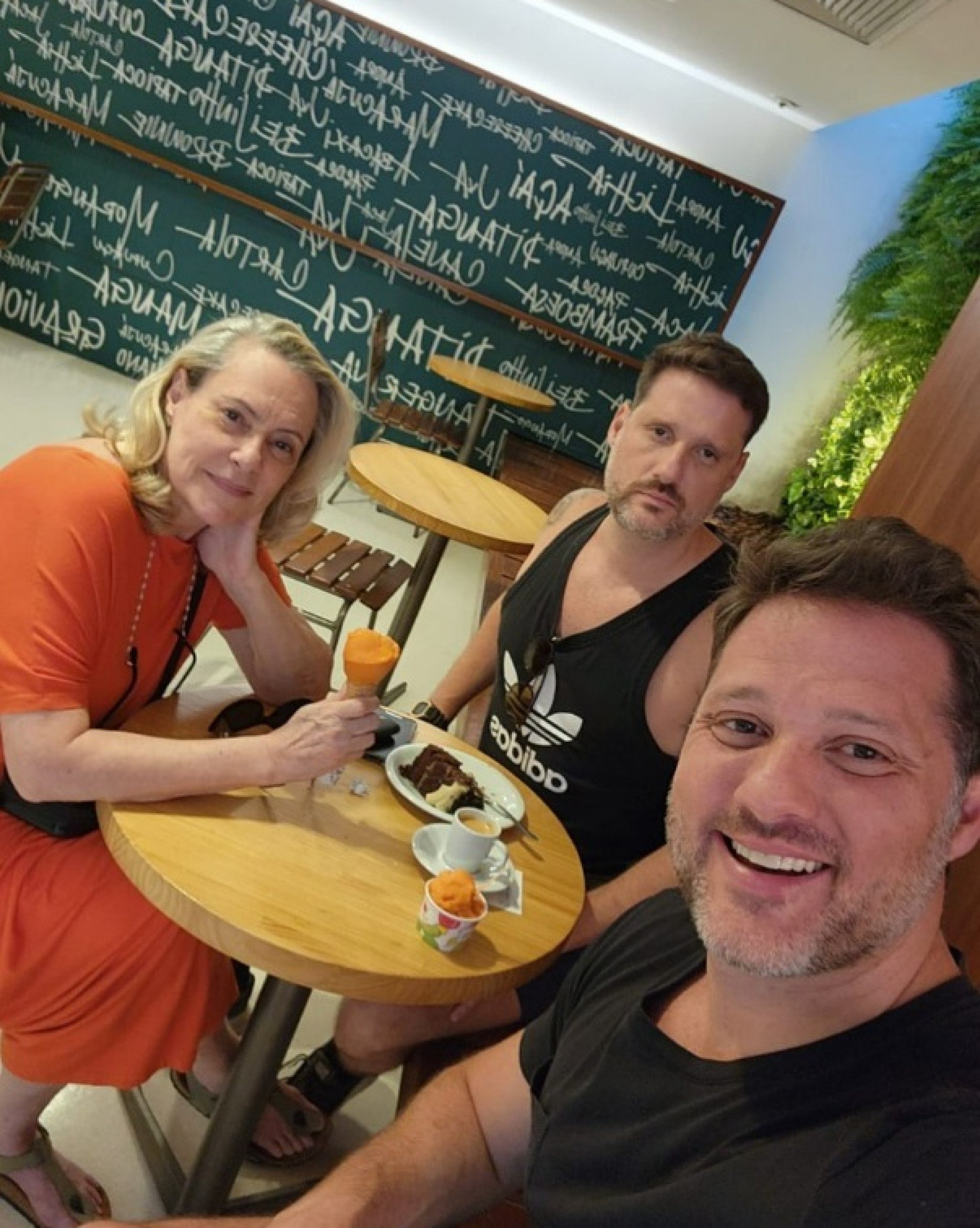 Elizabeth Savala posa ao lado dos filhos, Cyro e Tadeu - Reprodução do Instagram