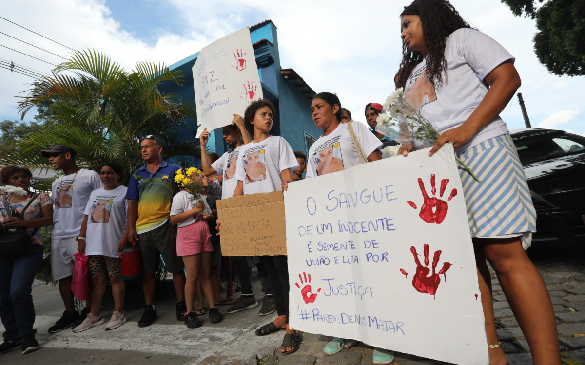 Enterro de Uesclei da Silva Estácio, de 29 anos, morto por um tiro na cabeça quando voltava para casa, na Comunidade do Tirol, na Freguesia. No cemitério de Inhaúma.   - Pedro Ivo/ Agência O Dia