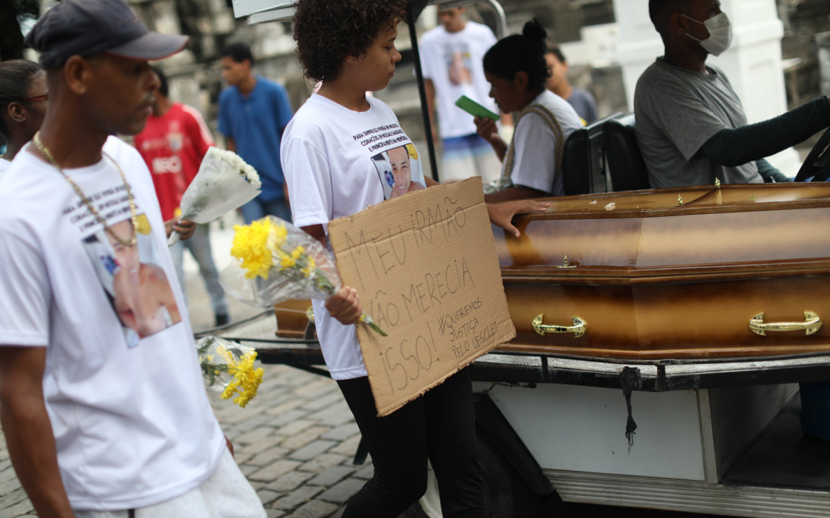 Enterro de Uesclei da Silva Estácio, de 29 anos, morto por um tiro na cabeça quando voltava para casa, na Comunidade do Tirol, na Freguesia. No cemitério de Inhaúma. Na foto, a irmã de Uesclei, Suelen Batista. - Pedro Ivo/ Agência O Dia