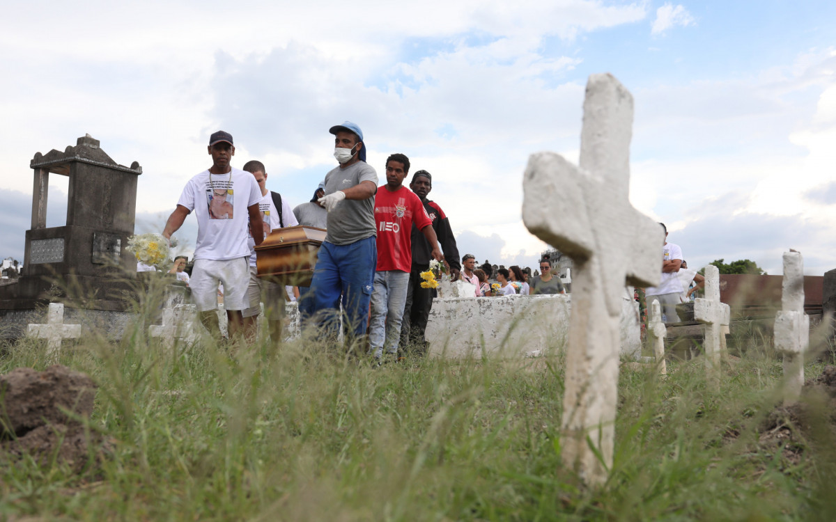 Enterro de Uesclei da Silva Estácio, de 29 anos, morto por um tiro na cabeça quando voltava para casa, na Comunidade do Tirol, na Freguesia. No cemitério de Inhaúma.   - Pedro Ivo/ Agência O Dia