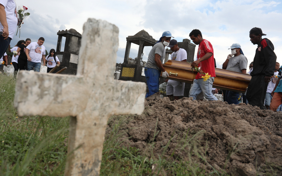 Enterro de Uesclei da Silva Estácio, de 29 anos, morto por um tiro na cabeça quando voltava para casa, na Comunidade do Tirol, na Freguesia. No cemitério de Inhaúma.   - Pedro Ivo/ Agência O Dia