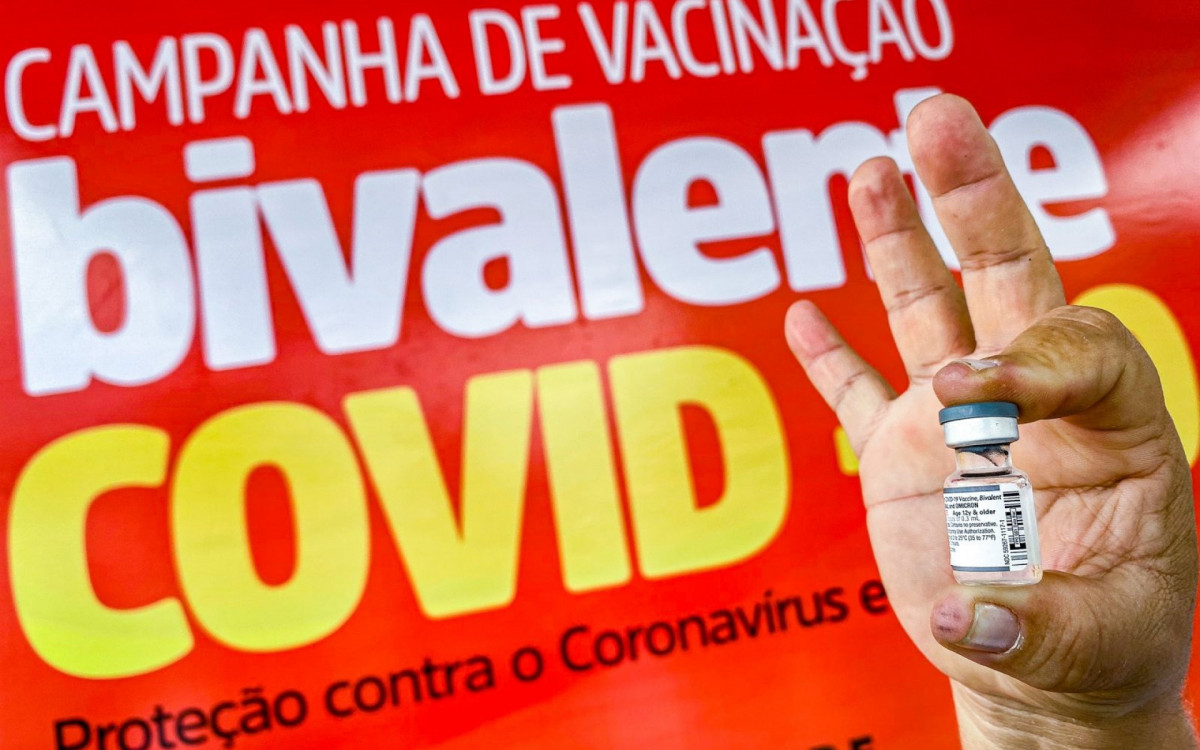 As vacinas bivalentes foram atualizadas para proteger tamb&eacute;m contra a variante &ocirc;micron, que predomina atualmente no mundo