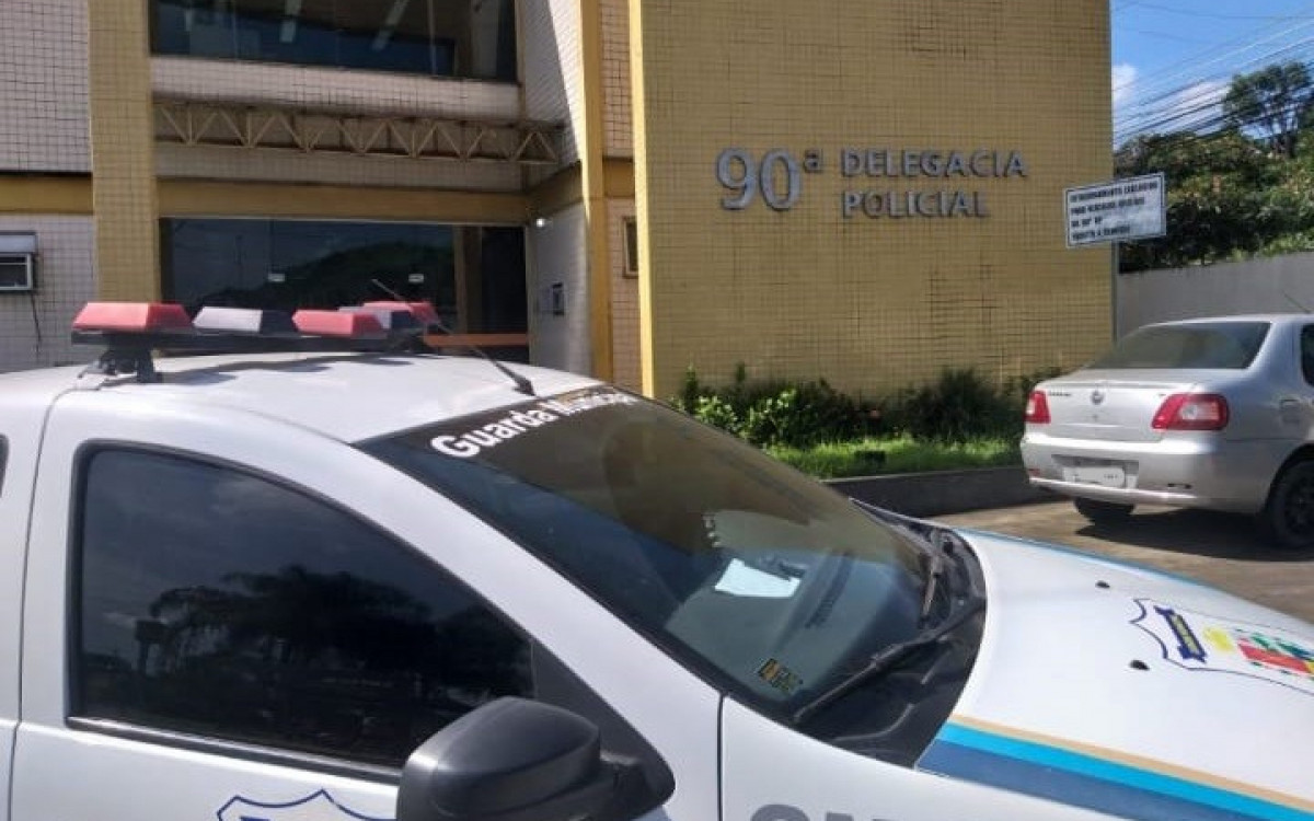 Veículo roubado foi levado para a 90a Delegacia de Polícia, onde foi feito um auto de recuperação