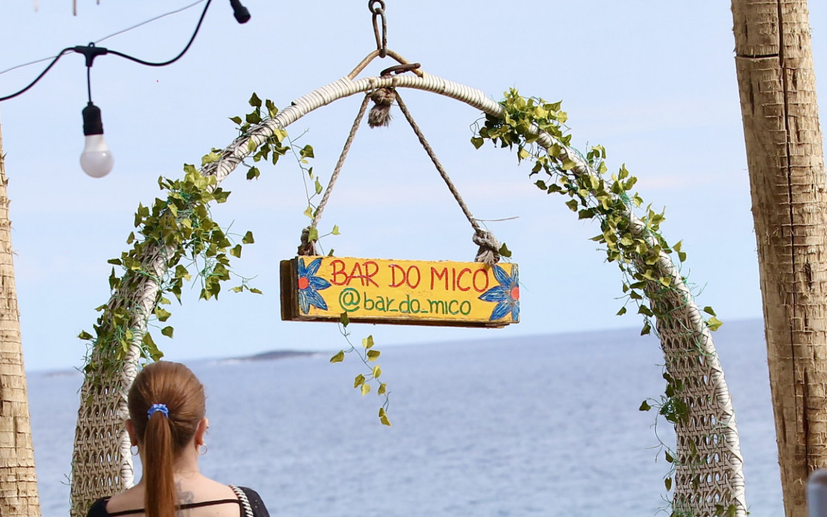 Ex-Casa de Vidro do 'BBB 23', Giovanna Le&atilde;o, aproveita praia ao lado da m&atilde;e, no Rio