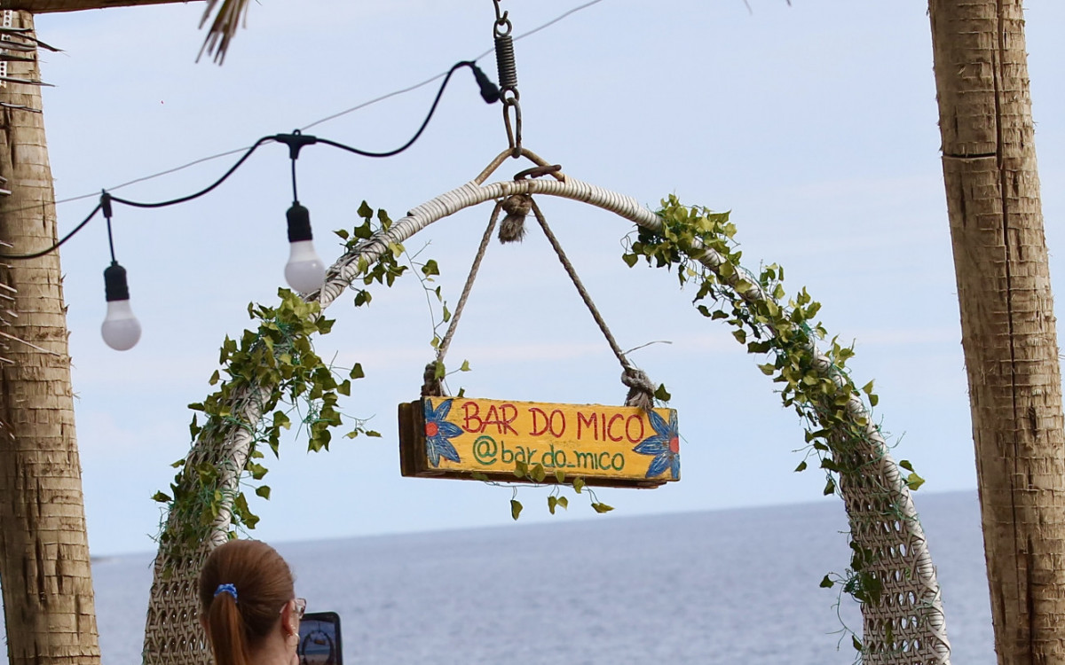 Ex-Casa de Vidro do 'BBB 23', Giovanna Le&atilde;o, aproveita praia ao lado da m&atilde;e, no Rio