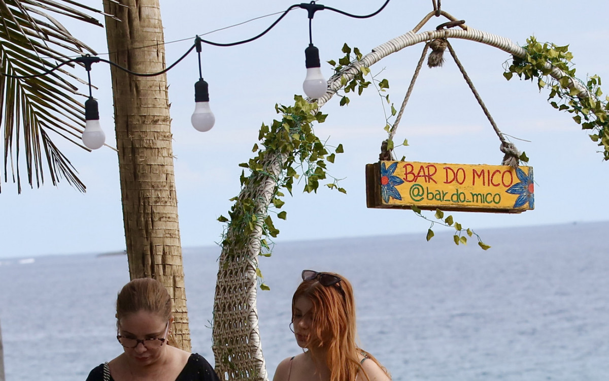 Ex-Casa de Vidro do 'BBB 23', Giovanna Le&atilde;o, aproveita praia ao lado da m&atilde;e, no Rio