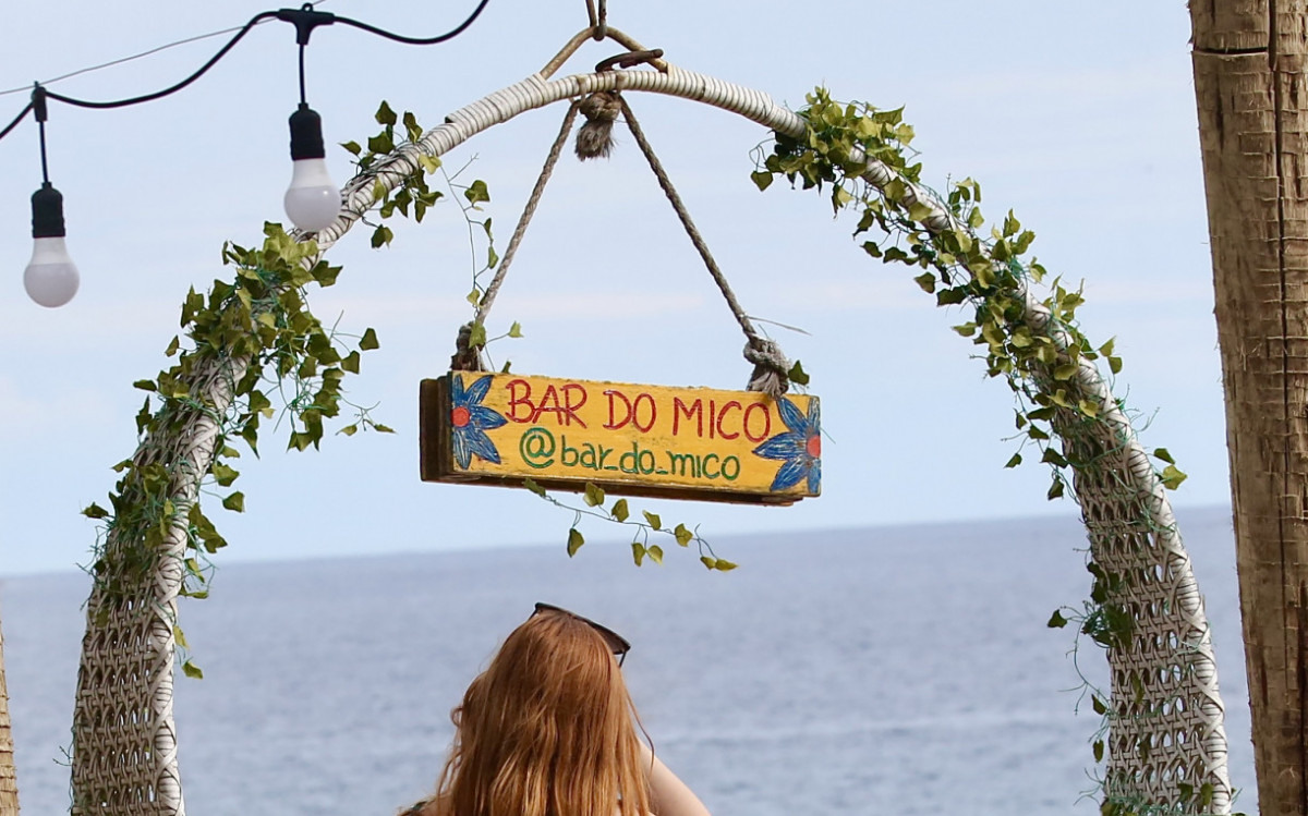 Ex-Casa de Vidro do 'BBB 23', Giovanna Le&atilde;o, aproveita praia no Rio