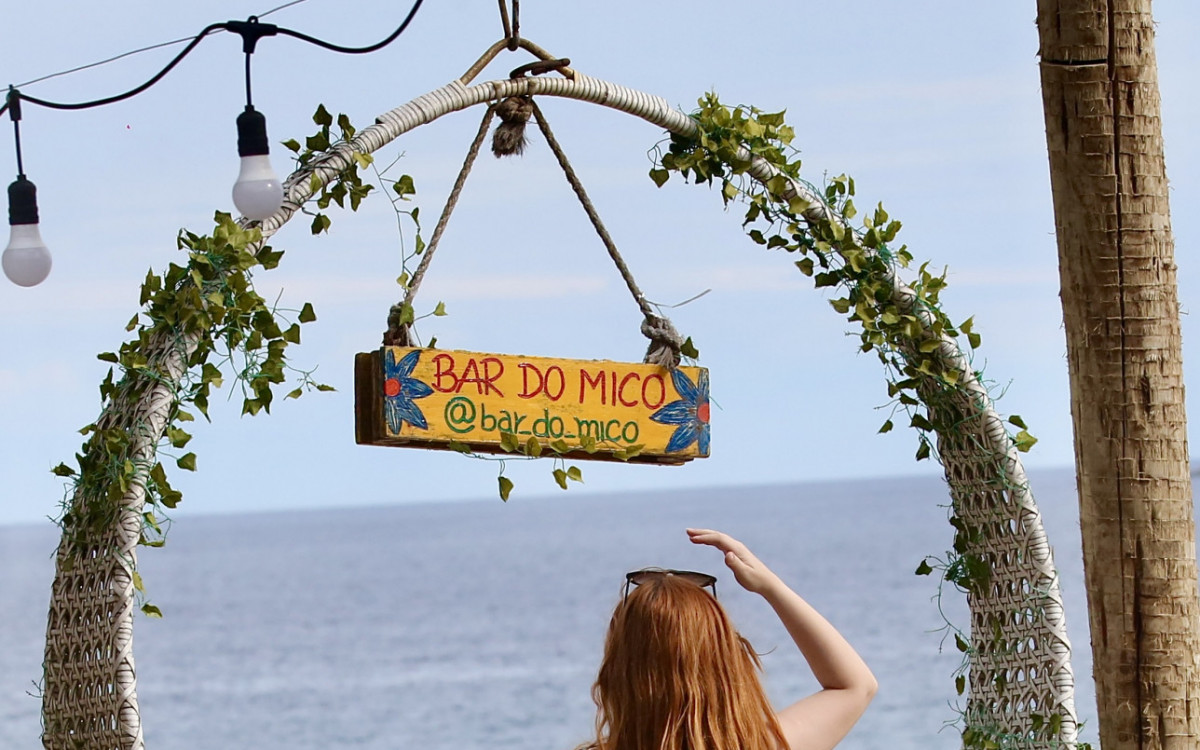 Ex-Casa de Vidro do 'BBB 23', Giovanna Le&atilde;o, aproveita praia no Rio