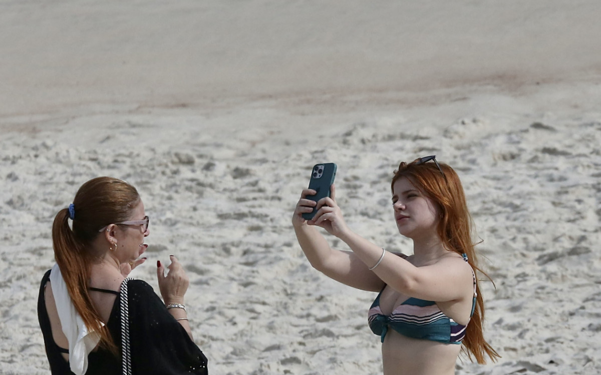 Ex-Casa de Vidro do 'BBB 23', Giovanna Le&atilde;o, aproveita praia ao lado da m&atilde;e, no Rio