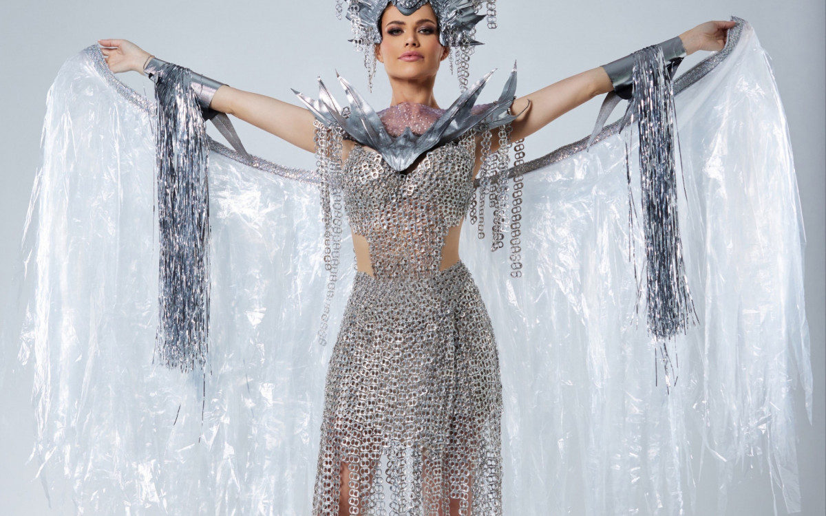 Miss brasileira se destaca com vestido feito de materiais reciclados