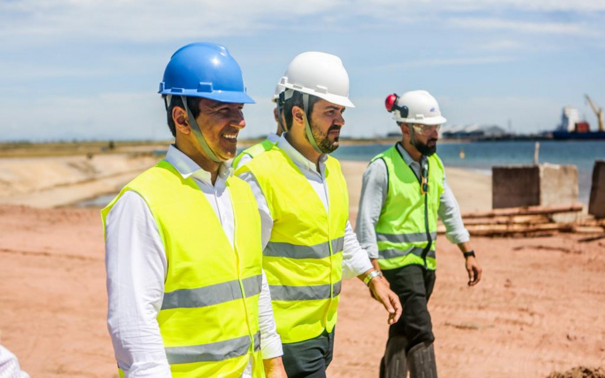 Vinicius Farah (&agrave; esquerda) visita obra em &aacute;rea da OSX no Porto do A&ccedil;u 
