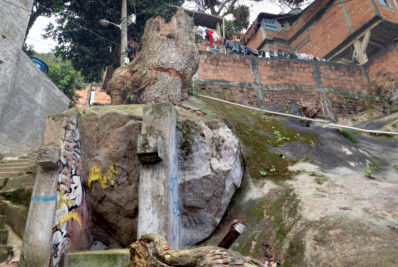 PMs são atacados no Morro da Babilônia durante retirada de iluminação ilegal em trilhas