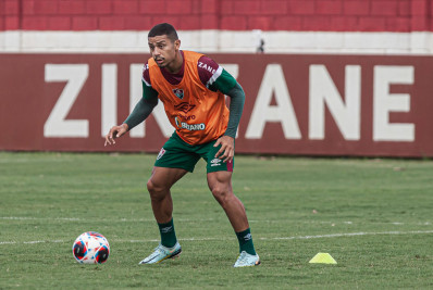 André vê favoritismo do Fluminense e minimiza crise no Flamengo