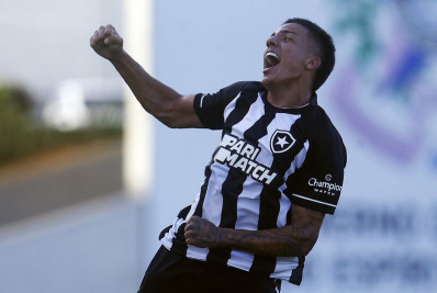 Carlos Alberto celebra gol e retorno ao Botafogo: 'Sonho realizado'