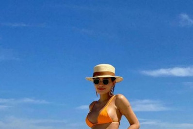 Carol Macedo curte dia de praia e exibe barriguinha de gravidez