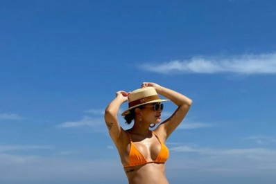 Carol Macedo curte dia de praia e exibe barriguinha de gravidez