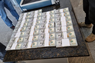 Coreano é preso com US$ 300 mil em fundo falso de mala no Aeroporto de Foz do Iguaçu  