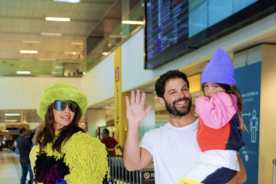Estilosa, Sabrina Sato desembarca com a família em aeroporto de São Paulo