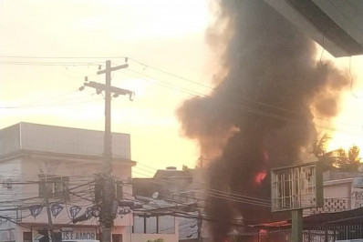 Criminosos ateiam fogo em ônibus durante operações da PM na Zona Oeste