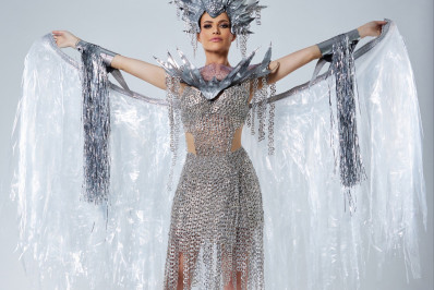 Miss brasileira se destaca com traje de materiais reciclados
