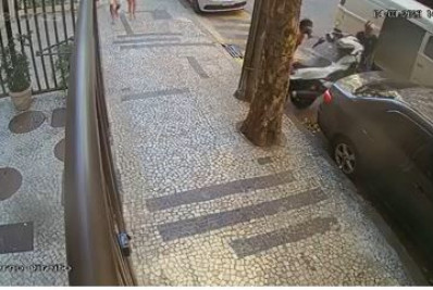 Vídeo: Suspeitos furtam motocicleta estacionada e a carregam em Kombi em Copacabana