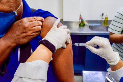Pessoas acima de 60 anos começam a receber vacina bivalente em Mesquita