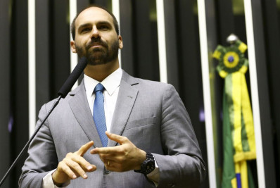Eduardo Bolsonaro compartilha fake news sobre gasolina: 'Faz o L'