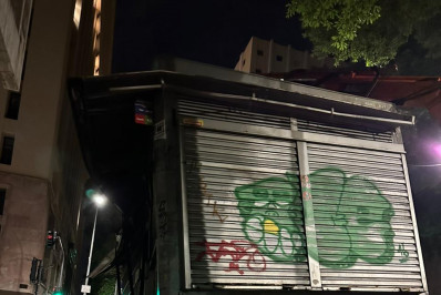 Prefeitura do Rio remove banca de jornal irregular no Centro