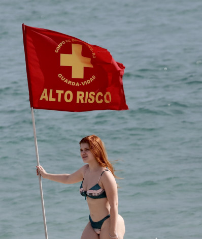 Ex-Casa de Vidro do 'BBB 23', Giovanna Le&atilde;o, aproveita praia no Rio