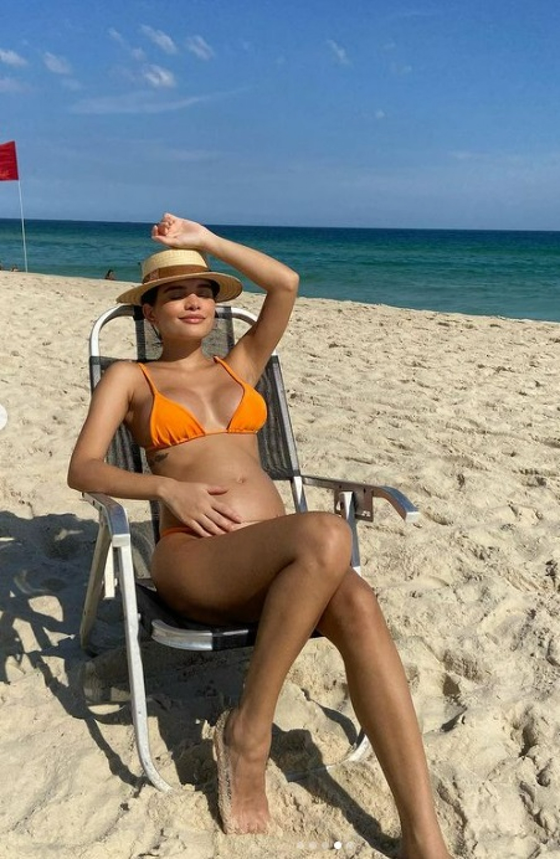 Carol Macedo posa de biquíni e exibe a barriguinha de gravidez - Reprodução do Instagram