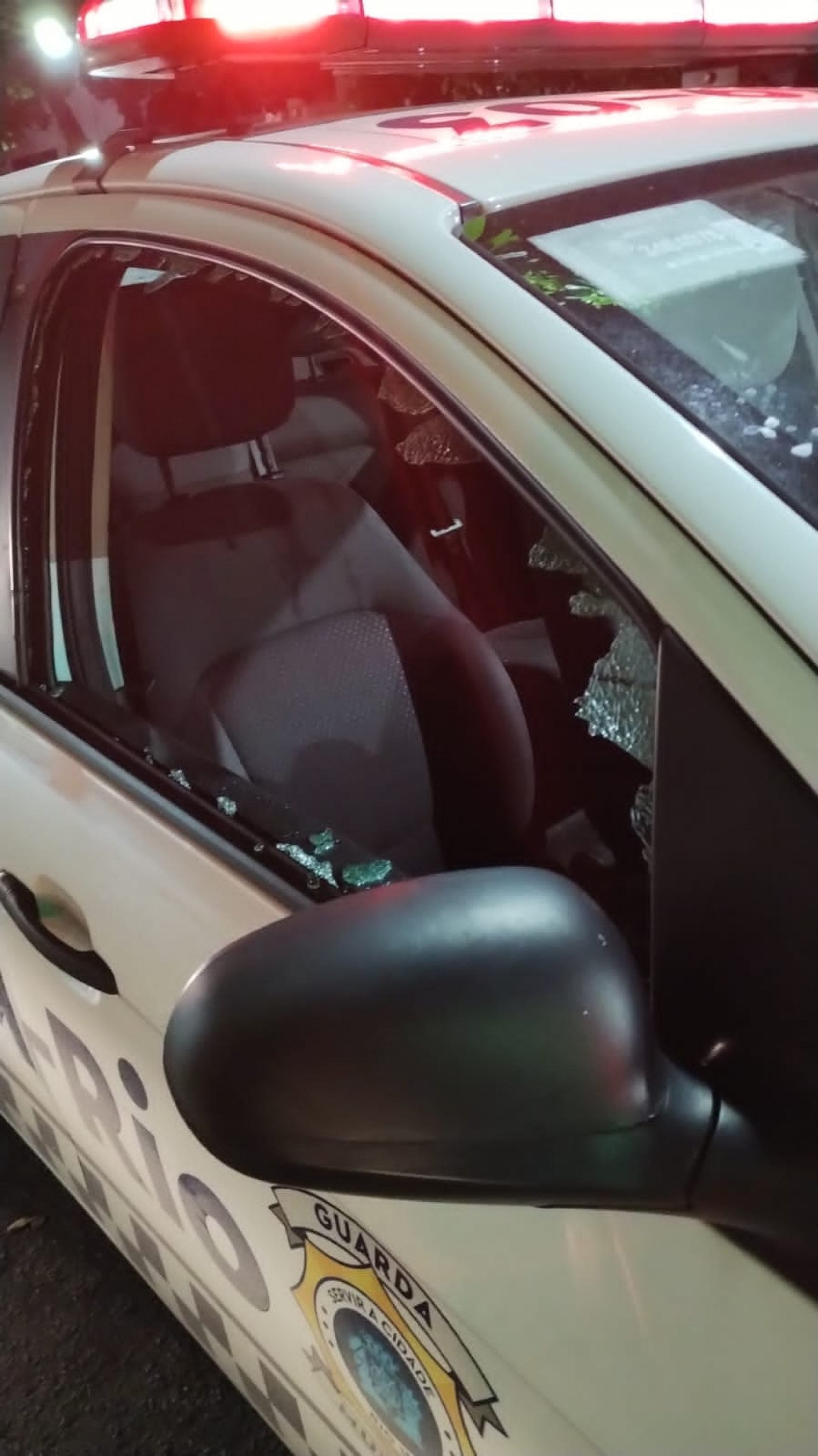 Vidros de viatura ficaram totalmente estilha&ccedil;ados - Reprodu&ccedil;&atilde;o