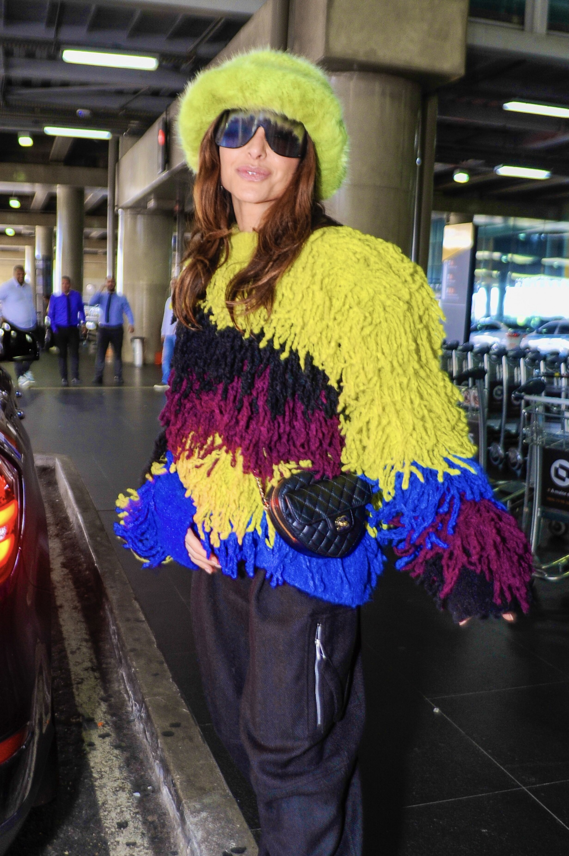 Sabrina chamou a atenção por seu look. Ela optou por um casaco de franjas todo colorido, combinado com uma calça preta, bota, touca e óculos
 -  