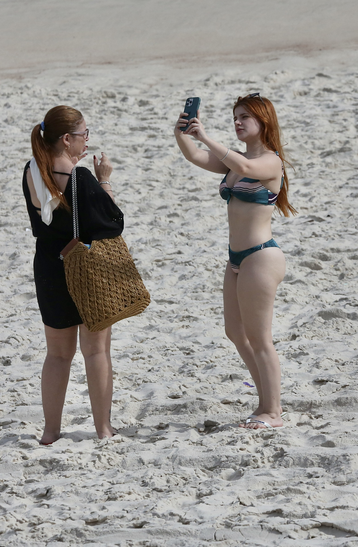 Ex-Casa de Vidro do 'BBB 23', Giovanna Leão, aproveita praia ao lado da mãe, no Rio - Fabrício Pioyani / AgNews 