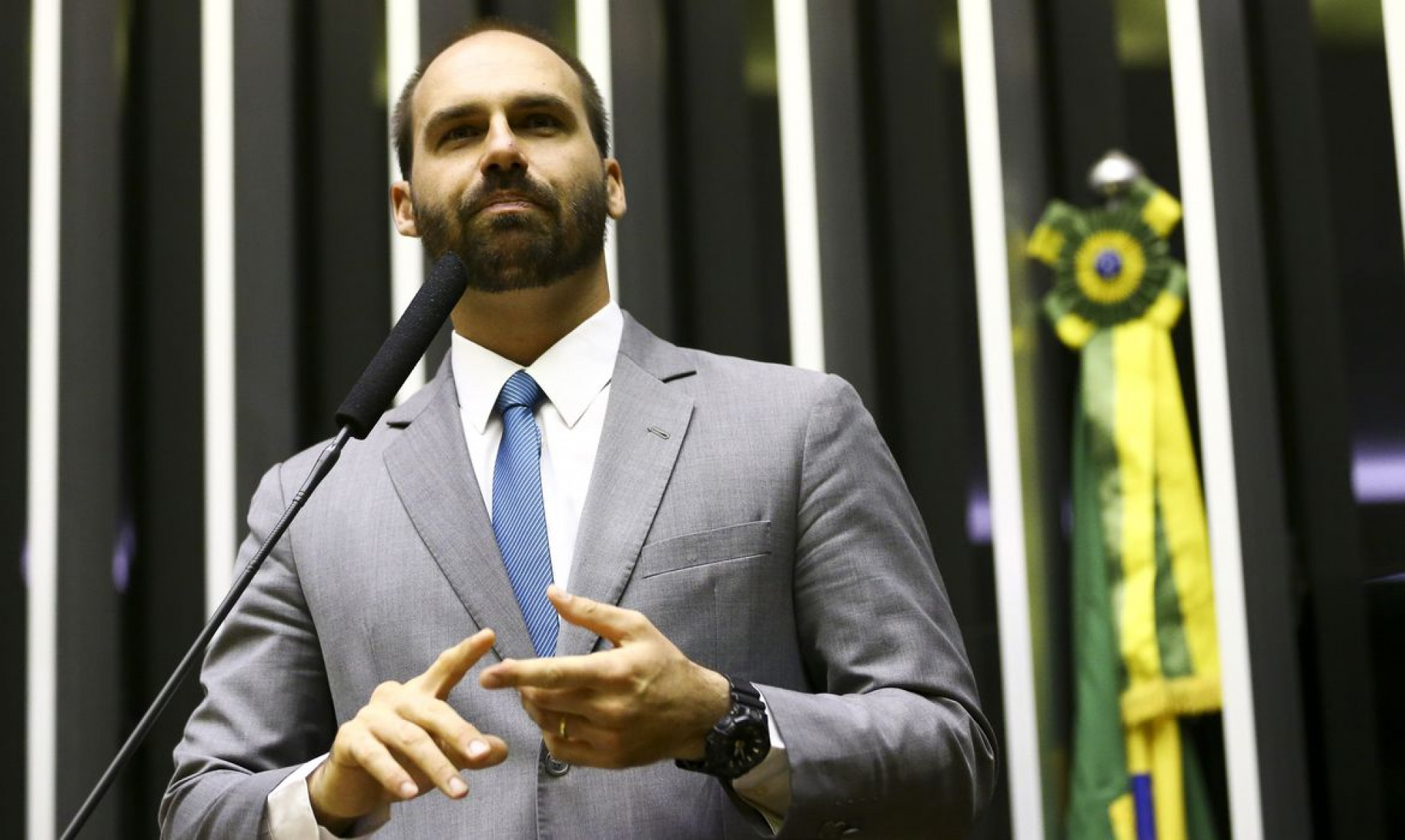 Eduardo critica gasolina a R$ 11,56 com texto da gestão Bolsonaro